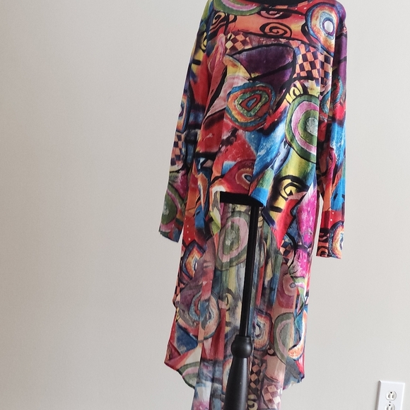 Unique and eye catching hi low top - Picture 2 of 5